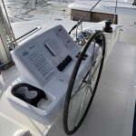 Poste de barre du catamaran Lagoon 50 avec commandes ergonomiques et vue panoramique pour naviguer aux Grenadines.