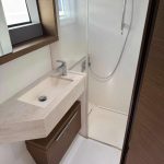 Salle de bain du catamaran Lagoon 50 avec douche indépendante, lavabo et toilettes privatives pour une croisière aux Grenadines.