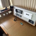 Table à cartes du catamaran Lagoon 50 avec instruments de navigation modernes pour préparer une croisière aux Grenadines.